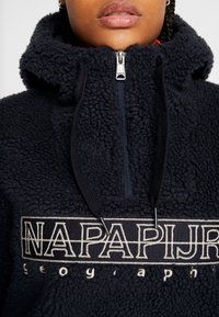 Marineblaue Fleece-Hoodie mit hohem Kragen, halbseitigem Reißverschluss und Kordelzügen. Verfügt über ein großes, gesticktes "NAPAPIJRI"-Logo in Beige. Weiche Textur.