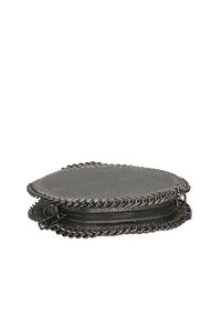Pochette rotonda in pelle nera con finitura texturizzata, caratterizzata da un bordo intrecciato e una chiusura con zip. Design compatto e piatto.