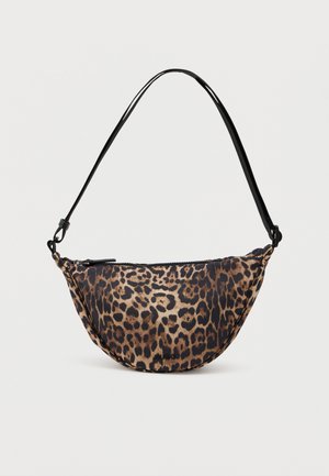 Sac à bandoulière imprimé léopard avec une forme arrondie, fermeture éclair noire et une sangle noire. Fabriqué en tissu doux avec une texture lisse.