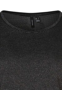 Zwart gestreepte t-shirt met een ronde halslijn, vervaardigd met dunne metalen draadjes die in de stof zijn geweven, wat een subtiele glans creëert.