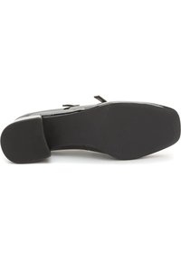 Scarpa in vernice nera con punta rotonda, tacco spesso e testurizzato e suola in gomma. Presenta una finitura elegante e liscia con minimi dettagli.