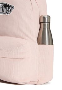 Ljusrosa ryggsäck i manchester med en framficka, utrustad med en vattenflaska i silvermetall i en sidoficka och en svart logotypmärke.