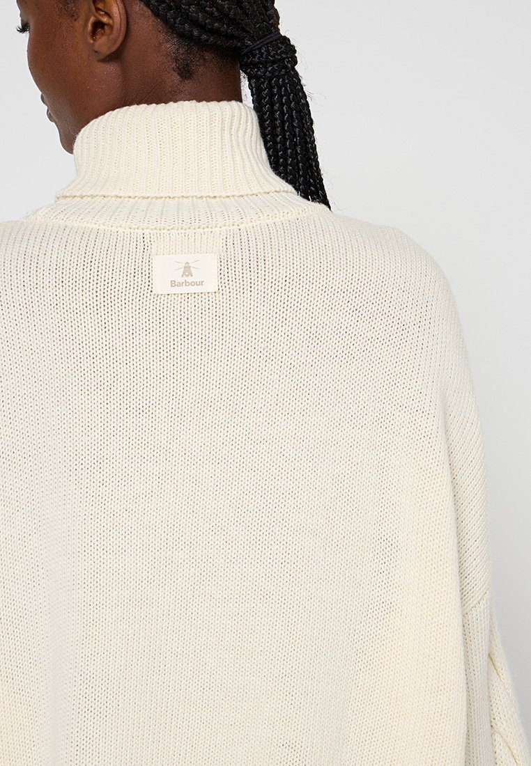 Flauschiger Strickpullover in Off-White mit hohem Kragen und geripptem Muster. Verfügt über ein kleines gewebtes Etikett auf der Rückseite mit dem Markennamen.