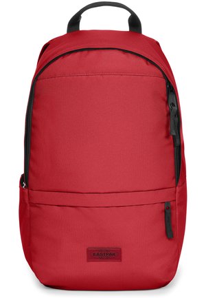Sac à dos en tissu rouge avec une texture lisse, doté d'une poignée supérieure, de bretelles ajustables et d'une poche avant zippée. Logo Eastpak visible.