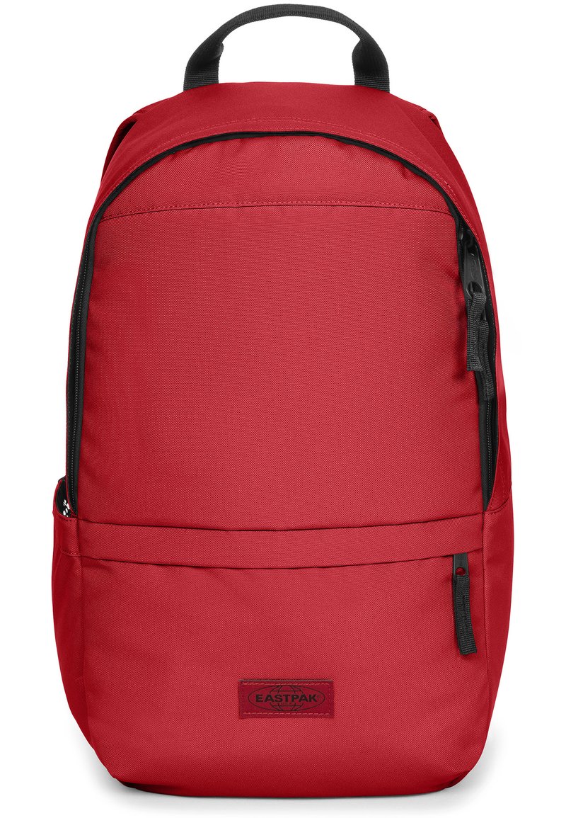 Sac à dos en tissu rouge avec une texture lisse, doté d'une poignée supérieure, de bretelles ajustables et d'une poche avant zippée. Logo Eastpak visible.