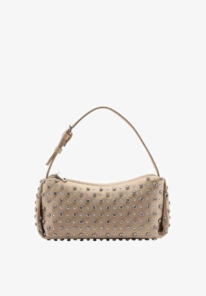 Borsa in ecopelle beige con forma curva, decorata con borchie argento, dotata di una sola tracolla regolabile e chiusura con zip.