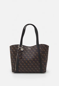 Sac fourre-tout marron foncé avec un motif monogramme beige sur toute la surface, anses noires, poche zippée à l'avant et petit charme rond en métal.