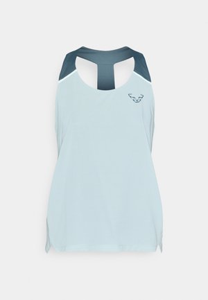 Ανοιχτό μπλε αθλητικό αμάνικο μπλουζάκι με υφή, σχέδιο racerback, και σκούρες μπλε λεπτομέρειες στους ώμους; διαθέτει λογότυπο στο μπροστινό μέρος.