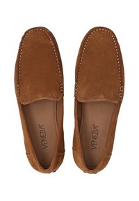 Braune Wildleder-Loafer mit weißer Naht, abgerundetem Zehendesign und minimalistischer Silhouette. Das Innere verfügt über ein Logo-Detail.