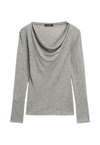 Haut gris clair à manches longues avec un col bénitier drapé, fabriqué en tissu doux, présenté à plat avec une étiquette de marque visible à l'intérieur du col.