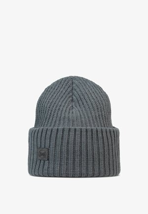 Gorra de punto gris con textura acanalada, que presenta un dobladillo vuelto y un pequeño parche de logo en relieve. Material suave y elástico para un uso cómodo.