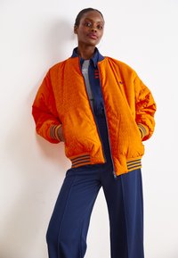 adidas Originals Bomber tipa jaka - unity orange/night indigo