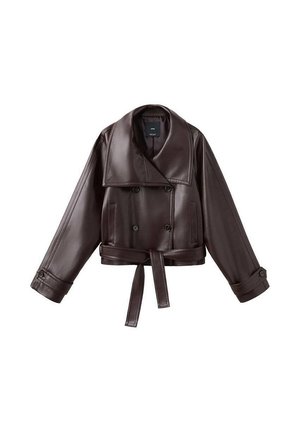 Jachetă scurtă din piele maro închis, cu guler larg, nasturi dubli, talie cu curea și manșete cu nasturi.