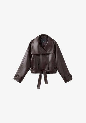 Jachetă scurtă din piele maro închis, cu guler larg, nasturi dubli, talie cu curea și manșete cu nasturi.