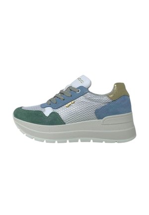 Sneaker leggere con tomaia in mesh; presenta accenti blu, verdi e metallici; suola spessa bianca; lacci e dettagli del logo visibili.