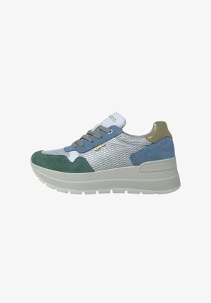 Sneaker leggere con tomaia in mesh; presenta accenti blu, verdi e metallici; suola spessa bianca; lacci e dettagli del logo visibili.