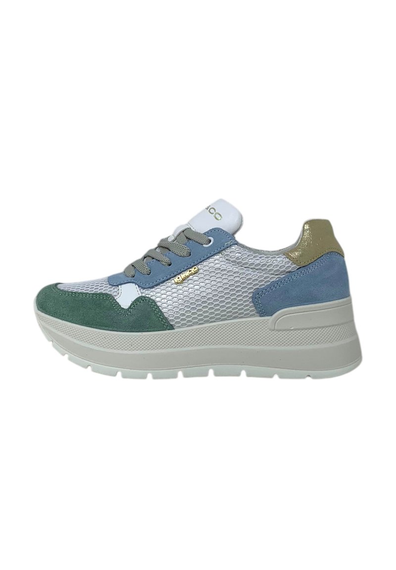 Sneaker leggere con tomaia in mesh; presenta accenti blu, verdi e metallici; suola spessa bianca; lacci e dettagli del logo visibili.