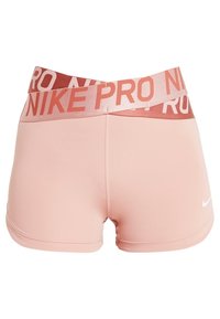 Světle růžové sportovní šortky Nike Pro s unikátním překrývajícím se pasem ve tmavší růžové barvě, na kterém je velký text "NIKE PRO".