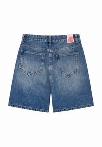 Denimshorts med en lys blå vask, fem-lomme design og et pink mærke på den bageste talje. Klassisk lige ben skæring.