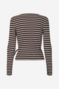 Bruin top met lange mouwen en dunne crèmestrepen, samengebracht bij de taille, met een ronde halslijn en een geribbelde textuur.