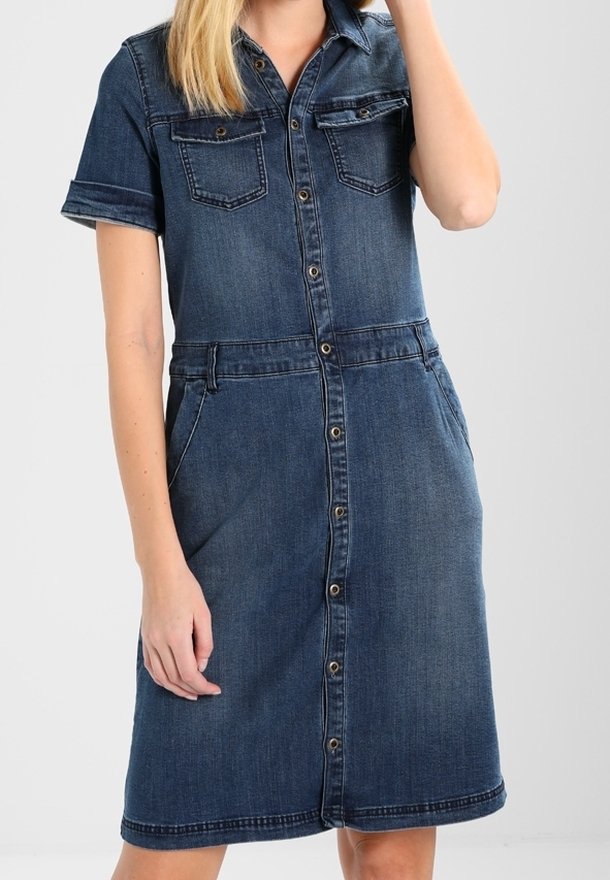 Denim A-linjainen mekko lyhyillä hihoilla, kahdella rintataskulla ja napit edessä, jossa on hieman teksturoitu tumma sininen kangas.