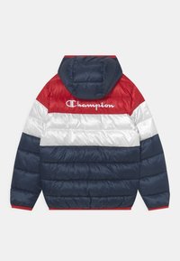 Péřová bunda s kapucí, s horizontálními pruhy v červené, bílé a námořnické modré barvě. Na zádech se nachází logo "Champion" v bílé barvě. Hladká textura.