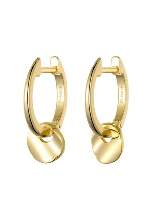 Ein Paar polierte goldene Creolen mit kleinen unregelmäßigen runden goldenen Charms, die an jeder Creole hängen, vor einem weißen Hintergrund.