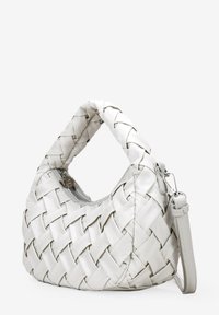 Bolso de mano tejido de cuero blanco con forma redondeada y un asa corta. Cuenta con un cierre de cremallera y una correa de hombro desmontable.