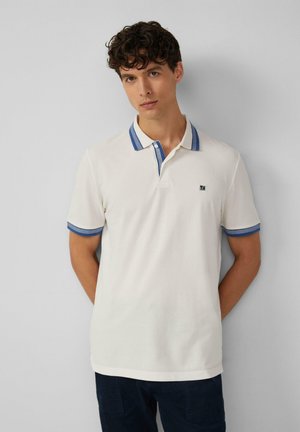 Polo-Shirt aus off-weißem Baumwollstoff mit blau gestreiftem Kragen und Ärmelabschlüssen. Vorderseitiges Logo-Detail, klassische Passform, kurze Ärmel und Knopfleiste.