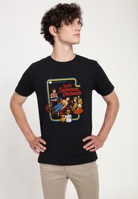 T-shirt en coton noir avec un graphisme coloré représentant des personnages de dessin animé et le texte « Let's Summon Demons », mettant en avant un design rétro ludique.