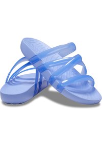 Sandales bleu clair à enfiler avec trois brides translucides et semelles texturées, positionnées avec une sandale reposant sur l'autre.