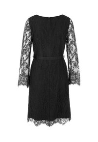 Schwarzes Spitzenkleid mit langen Spitzenärmeln, einer taillierten Taille mit einem Gürtel und einem gewellten Saum. Reißverschluss auf der Rückseite.