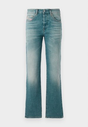 Jeans in denim di un blu chiaro con un design a gamba svasata, dotati di tasche frontali e di un lavaggio sbiadito per un aspetto vissuto.