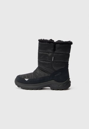 Bota de inverno preta com um upper têxtil fofinho, com acabamento em pêlo sintético na bainha e sola de borracha com um padrão de cravos robusto.