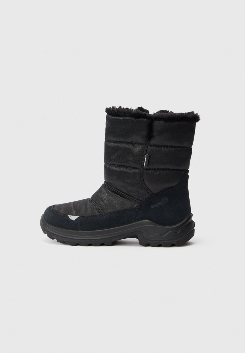 Sort vinterstøvle med en puffy tekstil overdel, kunstpelskant ved kraven og en gummisål med et robust slidbane.