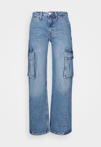 Blauwe denim cargobroek met wijde pijpen, uitgerust met twee grote zijzakken, zichtbare stiksels en een klassiek vijfzakkenontwerp.