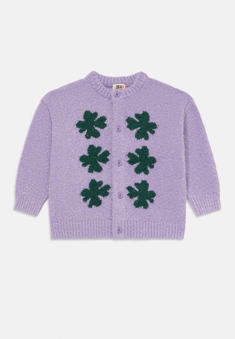 Lavenderfarbener Strickcardigan mit sechs dunkelgrünen Kleeblattformen, runder Ausschnitt und durchgehender Knopfverschluss mit passenden Knöpfen.