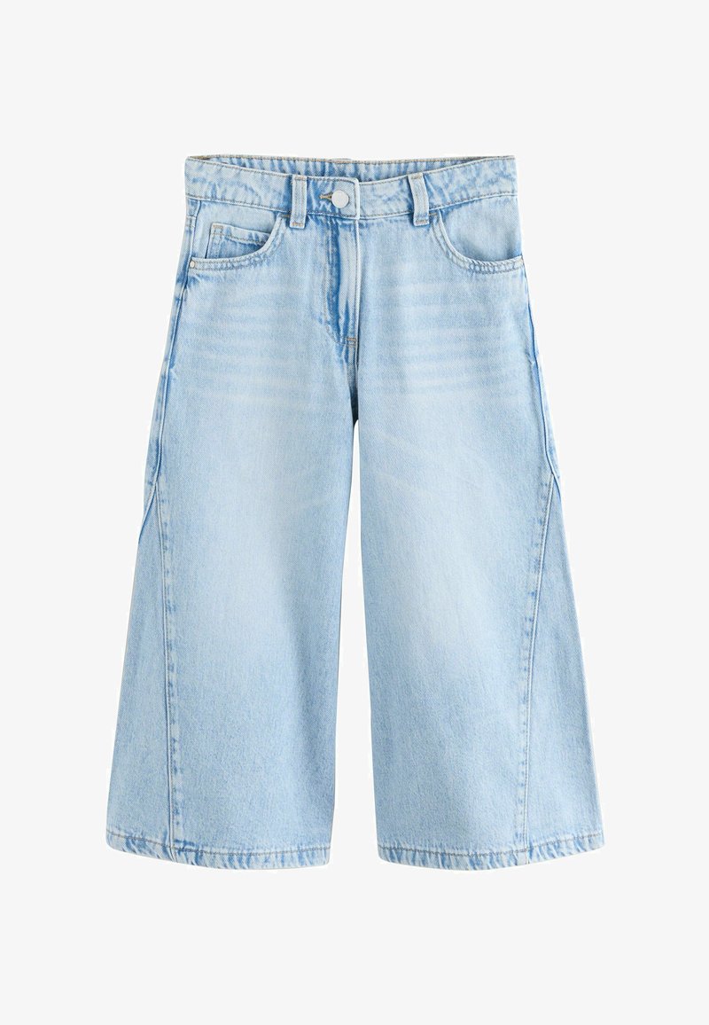 Culottes en denim bleu clair à coupe ample, dotées de poches avant et d’une braguette à boutons. Le tissu présente une texture légèrement délavée.