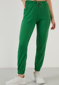 LELA Treniņtērpa apakšdaļas - benetton color