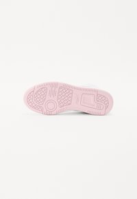 Roze rubberen sneakerzool met een gestructureerd grip patroon en een glad, rond neus. Bevat een merkdetail nabij de hiel.