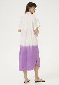 Rochie din in, ușoară, cu mâneci scurte, având un design dip-dye cu un top alb care se estompează în lavandă la tiv și detalii cu fanta pe laterale.
