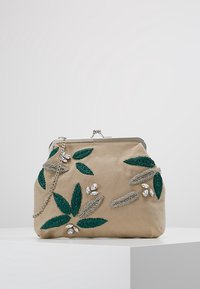 Beige stof clutch med grønne og sølvbroderede blade samt klare juvel accenter, med en sølvmetal lås og kædetras.
