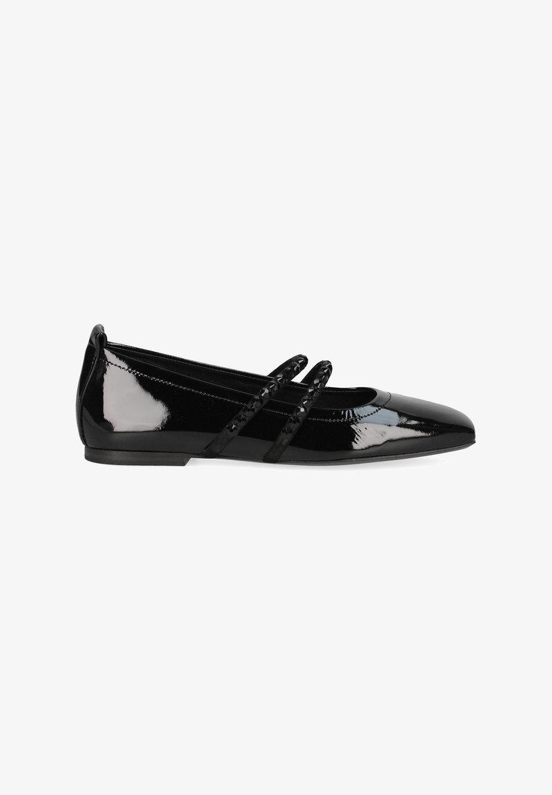Chaussure plate en cuir verni noir avec bout pointu et deux brides décoratives texturées sur le dessus.