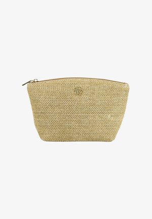 Pochette cosmetica intrecciata beige di forma arrotondata, con chiusura a zip e decorazioni in metallo dorato. Presenta una texture sottile e un dettaglio con logo impresso.