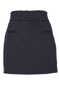 Tmavě modrá sukně s elastickým pasem, dvěma předními kapsami, hladkou texturou a délkou po kolena. Jednoduchá a funkční.