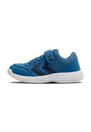 Chaussure de sport bleue avec tige en maille, accents noirs et semelle en caoutchouc blanche. Dotée de lacets et d'une sangle Velcro pour un maintien sécurisé.