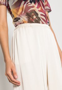Weekday HARPER TROUSERS - Calças - off-white
