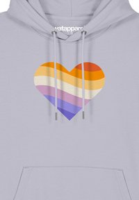 Lichtgrijze hoodie met een grote hartenafbeelding met horizontale strepen in oranje, geel, crème, roze en paars. Inclusief trekkoorden.