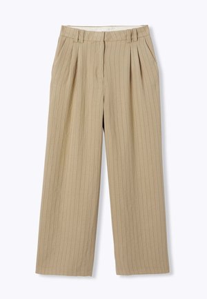 Pantalon beige à jambes larges avec fines rayures verticales, plis à la taille, passants de ceinture et fermeture éclair à l'avant.