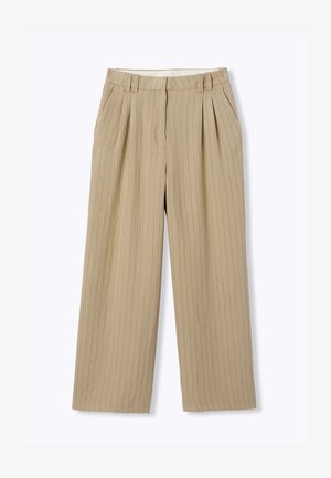 Pantalon beige à jambes larges avec fines rayures verticales, plis à la taille, passants de ceinture et fermeture éclair à l'avant.